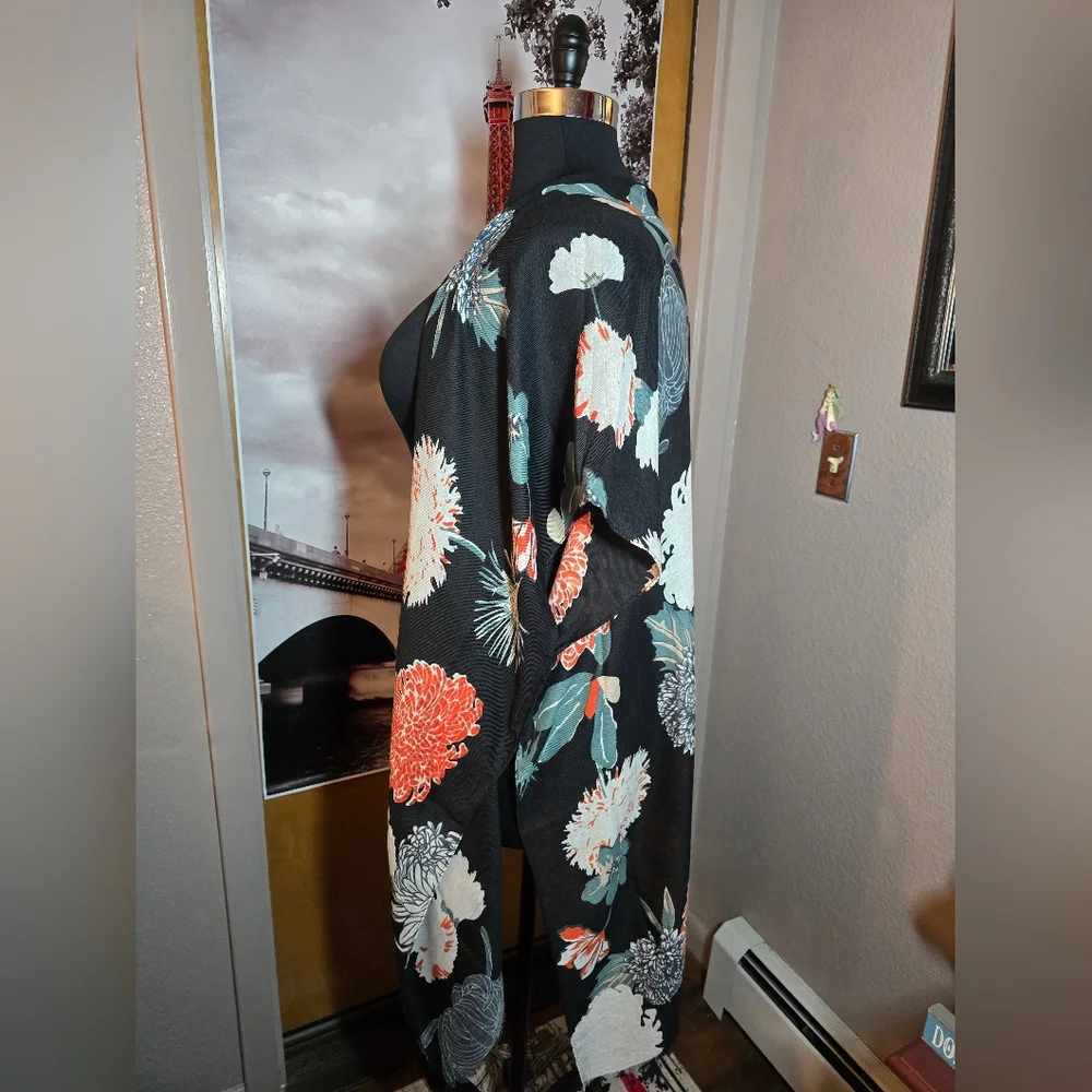 OSFM NWOT Boutique Kimono 37.5Long 34.5ptp Blk Floral Raw Fringe Hem Soft! - Picture 3 of 13